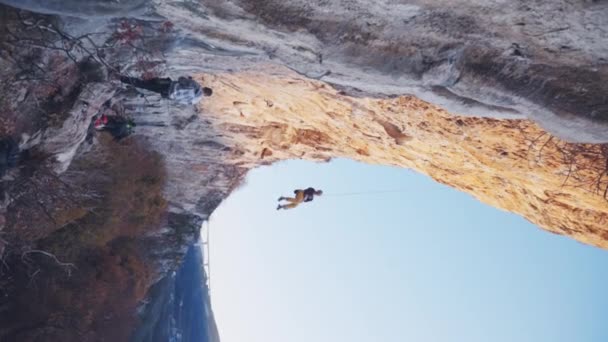 Mujer Escaladora Colgando Una Cuerda Desde Acantilado Vídeo Vertical — Vídeos de Stock