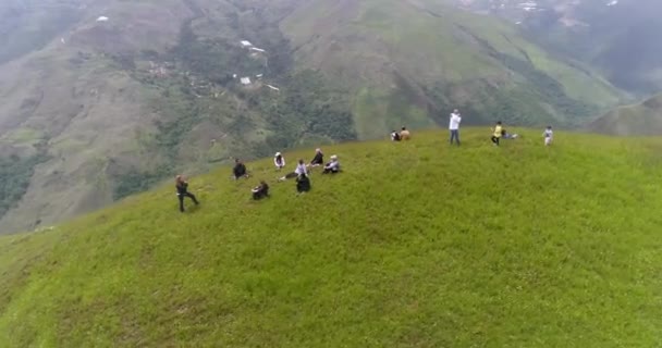 Turn Наші Group People Mountain Повітряний Постріл 360 Градусів Nature — стокове відео