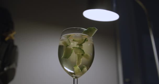 黄瓜块轻柔地漂浮在沙格利亚的杯子里 近距离拍摄 忧郁的灯光 — 图库视频影像