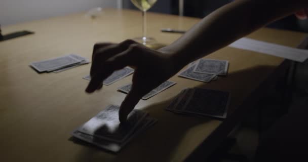 Mann Verteilt Spielkarten Auf Einem Tisch Schummriger Stimmungsvoller Beleuchtung Nahaufnahme — Stockvideo