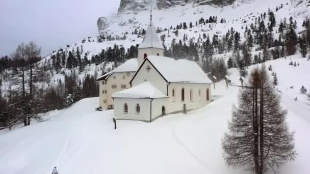 Flygfoto Snowboardåkare Promenader Framför Kyrkan Santa Croce Molnigt Vinterdag Alta — Stockvideo