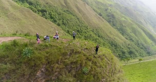 Группа Людей Стоит Вершине Горы Наслаждаясь Видом Природу Лома Лас — стоковое видео