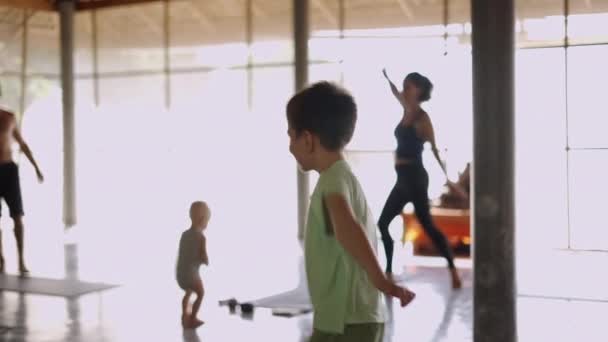 Los Niños Con Sus Profesores Yoga Durante Las Sesiones Clase — Vídeos de Stock
