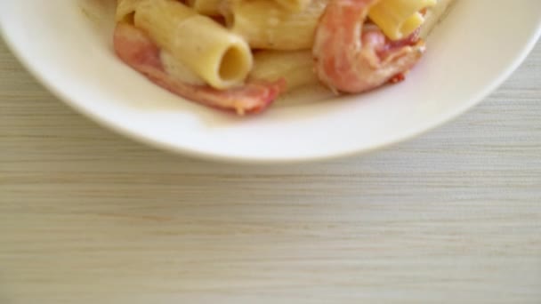 Domowe Spaghetti Rigatoni Makaron Białym Sosem Bekonem Włoski Styl Żywności — Wideo stockowe