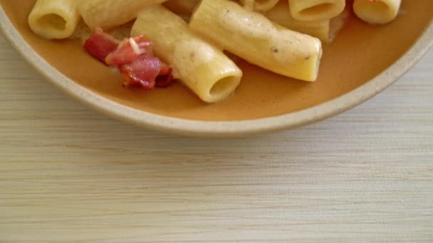 Домашняя Спагетти Ригатони Макароны Белым Соусом Беконом Итальянский Стиль Питания — стоковое видео