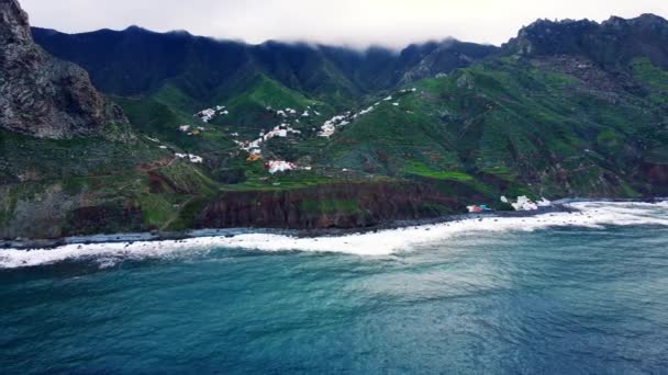 Drone Shot Linii Brzegowej Dużych Gór Tle Wyspie Kanaryjskiej Teneryfa — Wideo stockowe