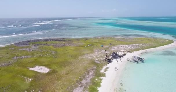 Drone Turn Mais 180 Graus Ilhas Caribbeas Grasse Verde Pessoas — Vídeo de Stock
