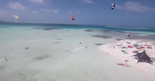 Kitesurfers Aéreos Sail Turquoise Caribbean Mar Água Season Extreme Sport — Vídeo de Stock