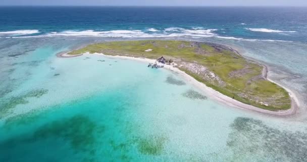 Abordagem Aerial Ilha Caribbean Prado Verde Paisagem Marinha Turquoise Water — Vídeo de Stock