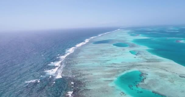 Aerial Tiro Los Roques Reef Barrier Turquoise Caribbean Mar Pan — Vídeo de Stock