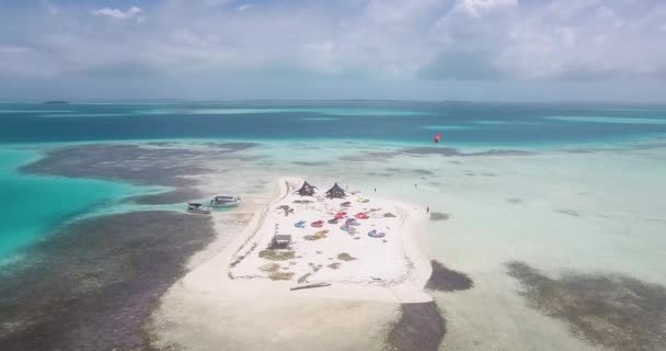 Power Kite Surfer Camp Caribbean Island Aerial Tiro Los Roques — Vídeo de Stock