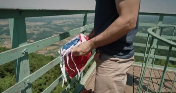 망루에 도달하여 가방에서 경사지게 보이는 깃발을 울타리에 걸었다 — 비디오