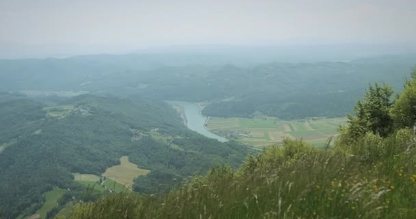Výstřel Vrcholu Hory Údolí Viditelné Řeky Lesy Zemědělská Půda Vysoká — Stock video