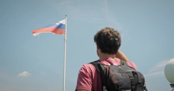 Jong Turista Stínící Svůj Pohled Slunce Dívá Tyč Slovinskou Vlajkou — Stock video