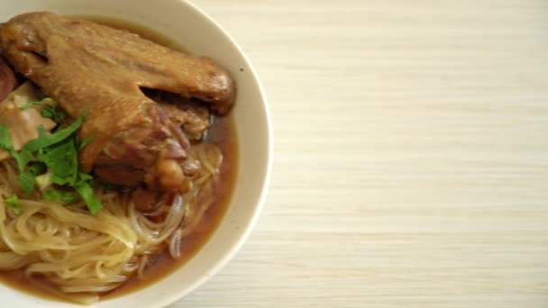 Fideos Pato Estofado Con Sopa Marrón Estilo Comida Asiática — Vídeo de stock
