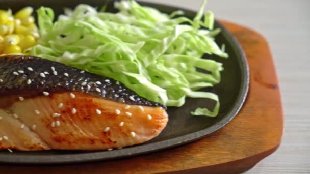 Gegrilde Zalm Filet Biefstuk Kookplaat Japanse Stijl — Stockvideo