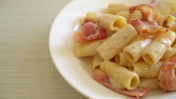 Σπιτικά Μακαρόνια Ριγκατόνι Άσπρη Σάλτσα Και Μπέικον Ιταλικό Φαγητό — Αρχείο Βίντεο