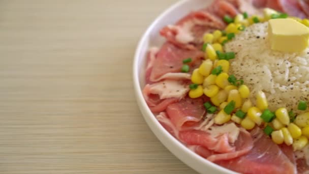 Frisches Schweinefleisch Roh Mit Reis Und Mais Auf Weißem Teller — Stockvideo