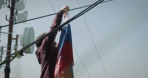 Jeune Homme Attache Drapeau Slovène Sur Câble Près Une Tour — Video