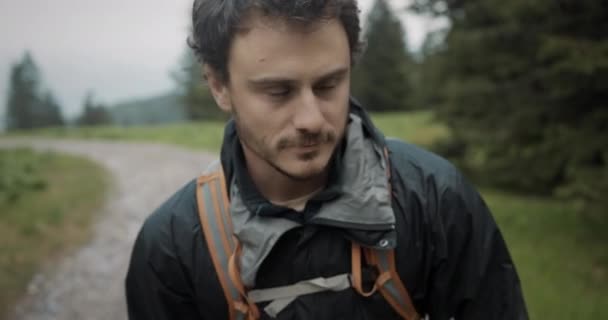 Primo Piano Escursionista Che Cammina Una Strada Oltre Gli Abeti — Video Stock
