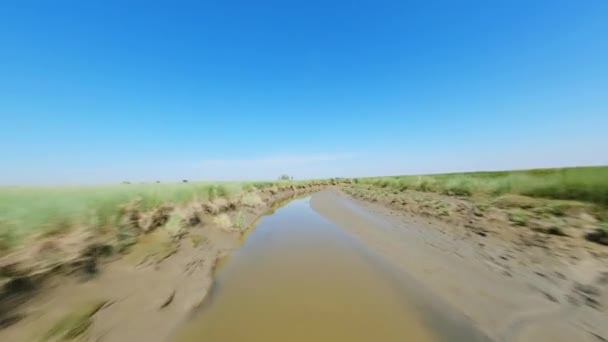 Fpv Drohne Flog Tief Über Einen Breiten Schlammigen Graben Unter — Stockvideo