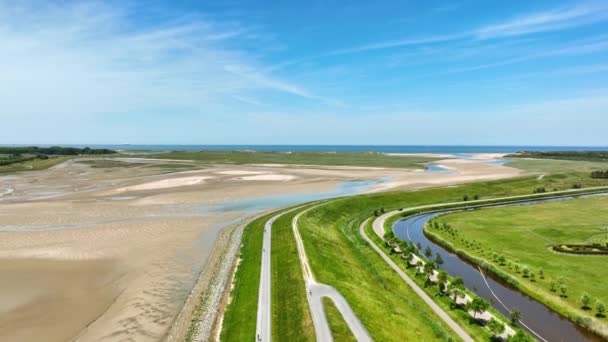 オランダとベルギーの国境にある緑豊かなポルダーの風景を流れる湖と川 Het Zwin自然保護区 — ストック動画