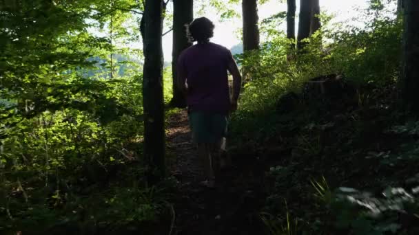 Молодой Человек Красной Футболке Бежит Босиком Замедленном Движении Тёмного Леса — стоковое видео