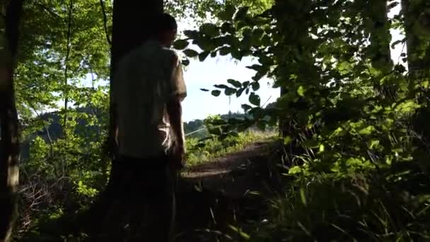 Νεαρός Άνδρας Περπατά Ξυπόλητος Αργή Κίνηση Έξω Από Ένα Σκοτεινό — Αρχείο Βίντεο
