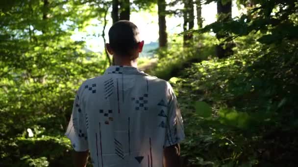Νεαρός Άνδρας Περπατά Ξυπόλητος Αργή Κίνηση Έξω Από Ένα Σκοτεινό — Αρχείο Βίντεο