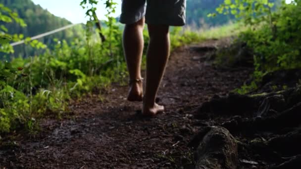 Shot Των Ποδιών Mans Περπάτημα Ξυπόλυτη Αργή Κίνηση Ένα Μονοπάτι — Αρχείο Βίντεο