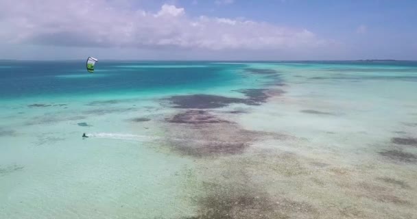 Een Man Kitesurfen Caribische Zee Alleen Het Midden Van Archipel — Stockvideo