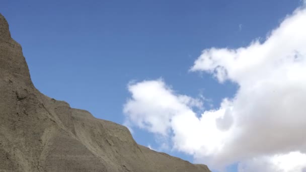 Timelapse Nuvens Formando Sobre Cavernas Deserto — Vídeo de Stock