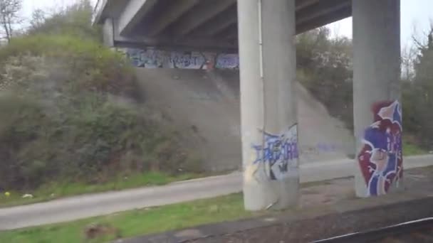 Pohled Okna Vlaku Podchodem Železniční Tratě Vedení Domy — Stock video