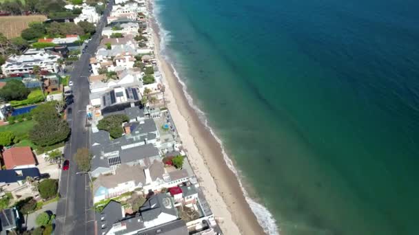 Malibu Sahilinde Pahalı Evlerin Üzerinde Uçan Hava Dalgaları Nefes Kesen — Stok video