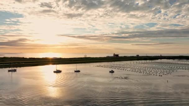 Ouddorp 荷兰在海上音乐会开始时 俯瞰布鲁沃尔斯坦的空中景色 在前面的Grevelingenmeer湖 在北海的背面 — 图库视频影像