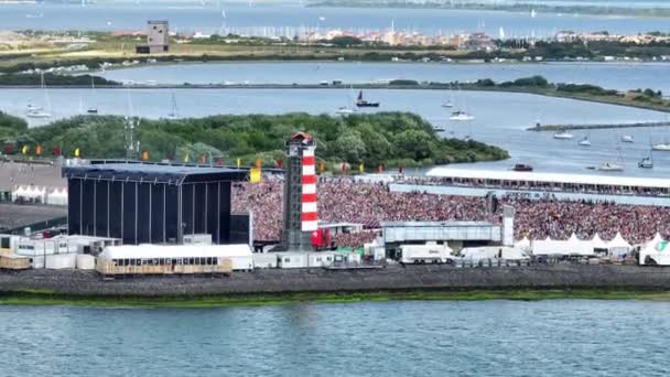 オランダの海で開催されるコンサートには大勢の人が訪れます 競技場 舞台の空中風景 — ストック動画