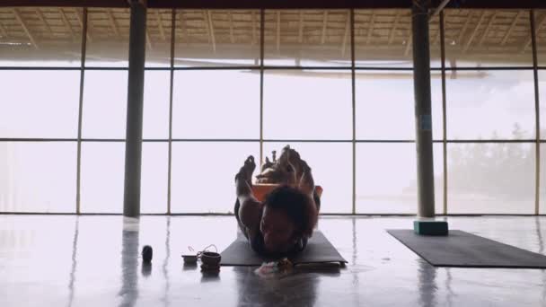 Femme Yogi Faisant Arc Pose Pose Enfant Sur Tapis Yoga — Video