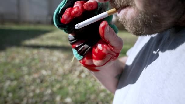 Mann Mit Verletzter Hand Raucht Zigarette Und Pustet Rauch Nahaufnahme — Stockvideo