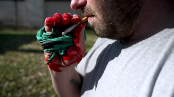Close Blank Man Met Bloederige Hand Vasthouden Roken Een Sigaret — Stockvideo