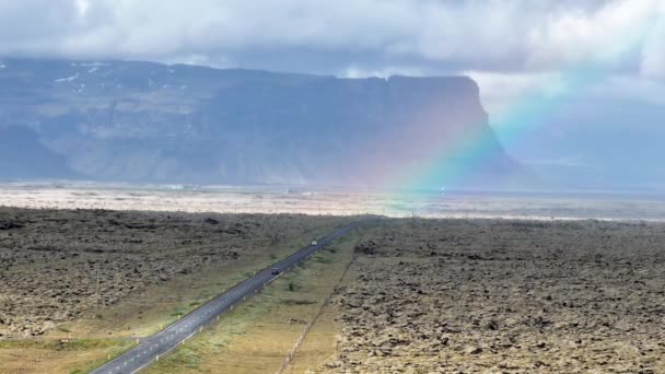 Автомобілі Їздять Кільцевою Дорогою Горою Ломагнупур Веселкою Південній Ісландії Повітрі — стокове відео