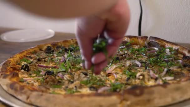 Mano Espolvorea Hierbas Albahaca Picadas Sobre Pizza Recién Horneada Cámara — Vídeos de Stock