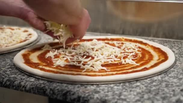 Chef Distribuye Uniformemente Queso Mozzarella Rallado Sobre Masa Pizza Rematada — Vídeo de stock