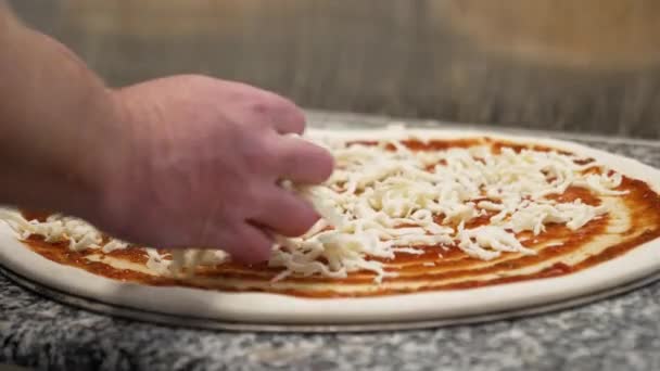 Straturi Bucătar Tocate Brânză Mozzarella Peste Sos Roșu Aluat Pizza — Videoclip de stoc