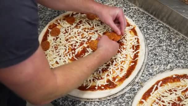 Chef Manos Uniformemente Espacio Pepperoni Rematando Alrededor Pizza Cámara Lenta — Vídeo de stock