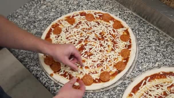 Chef Jämnt Toppar Pizza Med Skivad Pepperoni Slow Motion — Stockvideo