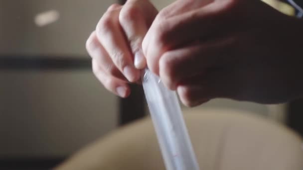 Hızlı Covid Test Kiti Burun Temizleme Tüpünden Insan Soyuluyor Kapat — Stok video