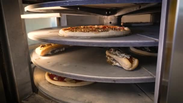 Horno Hornear Giratorio Lleno Varias Pizzas Subs Subiendo — Vídeo de stock