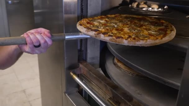 Pizzaiolo Toglie Pizza Dal Forno Pizzaiolo Tira Torta Appena Sfornata — Video Stock