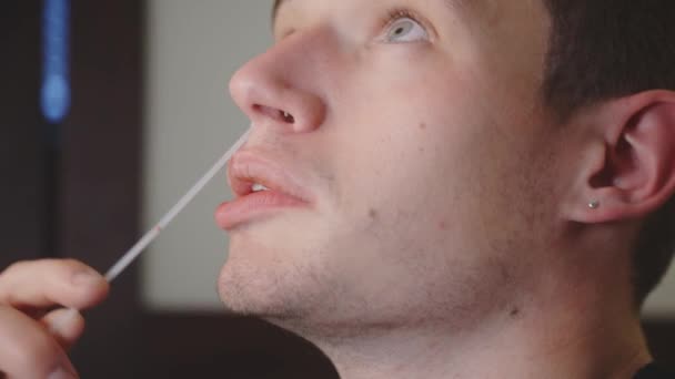 Młody Mężczyzna Domu Używa Wymazu Nosa Samokontroli Obecność Covid Zbliżenie — Wideo stockowe