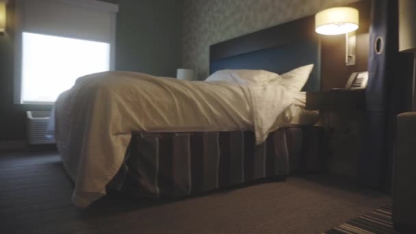 Panning Keresztül Kortárs Belsejében Egy Luxury Hotel Room — Stock videók